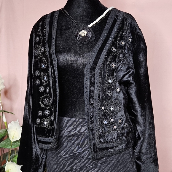 White Stag Velvet jacket embellished with silver beads, open front size Medium - Picture 3 of 11